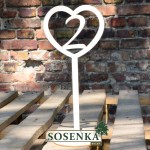 Numery stołów ze sklejki - cyfra 2 w SERCU na podstawce 