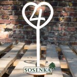 Numery stołów ze sklejki - cyfra 4 w SERCU na podstawce 