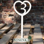 Numery stołów ze sklejki - cyfra 3 w SERCU na podstawce 
