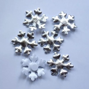 Śnieżynki metalizowane SREBRNE - aplikacja na przylepcu 4cm/20szt.